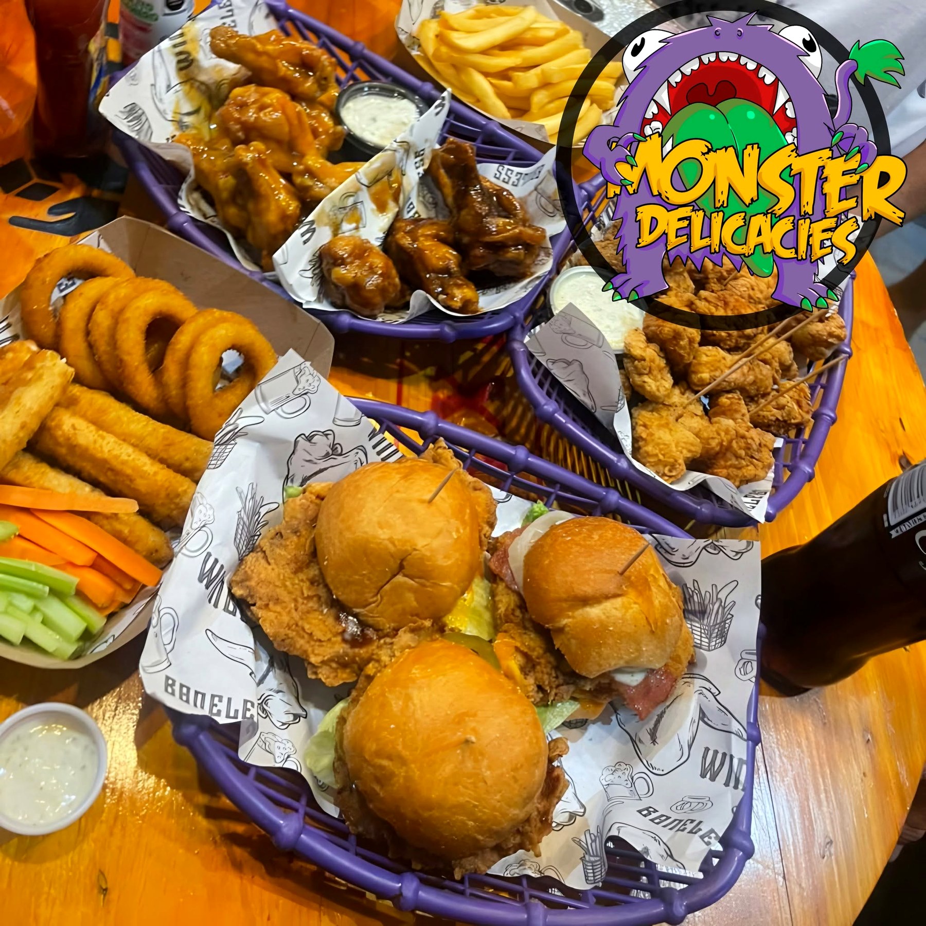 Combo de boneless, burgers y snacks
