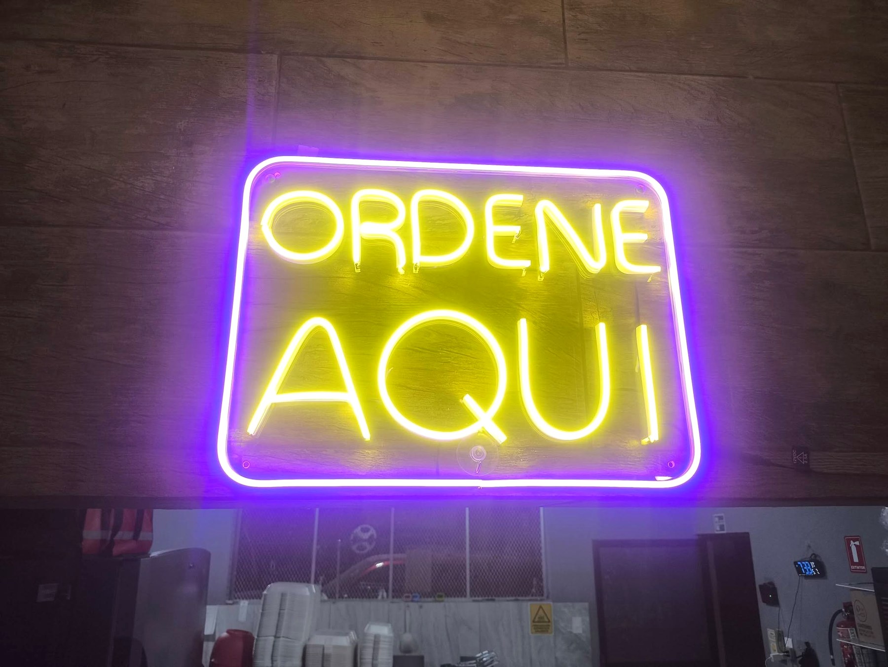 Letrero Ordene aquí